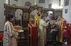 archimandrita Marek čte modlitbu na požehnání koláče